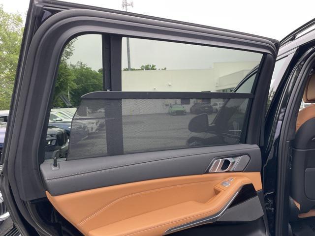 Photo of 2025 Black Sapphire Metallic BMW X7