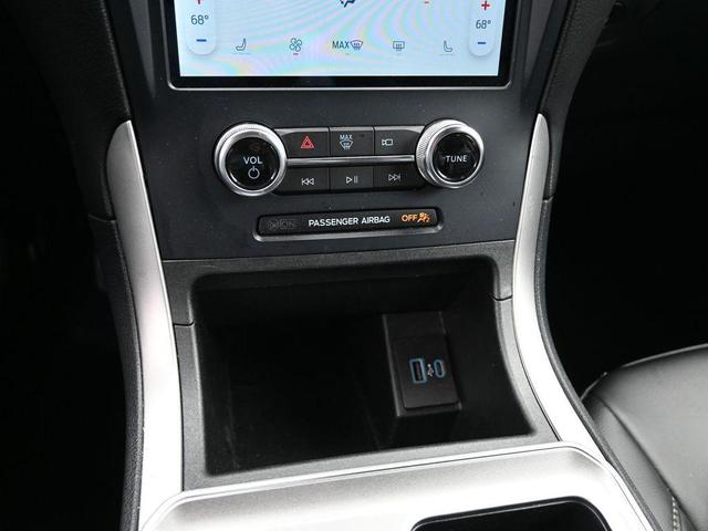 Photo of 2023 Oxford White Ford Edge