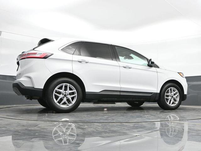 Photo of 2023 Oxford White Ford Edge