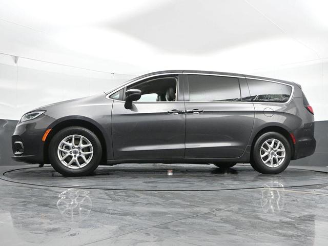 Photo of 2023 Granite Crystal Clearcoat Metallic Chrysler Pacifica