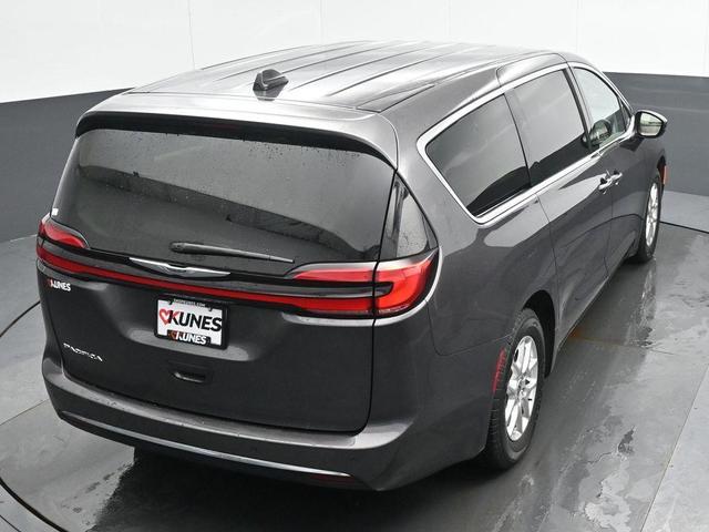 Photo of 2023 Granite Crystal Clearcoat Metallic Chrysler Pacifica