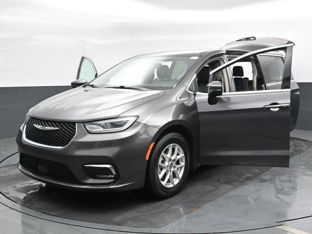 Photo of 2023 Granite Crystal Clearcoat Metallic Chrysler Pacifica