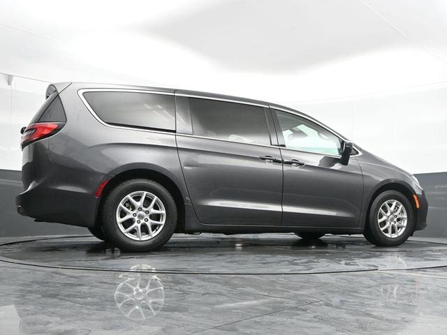 Photo of 2023 Granite Crystal Clearcoat Metallic Chrysler Pacifica
