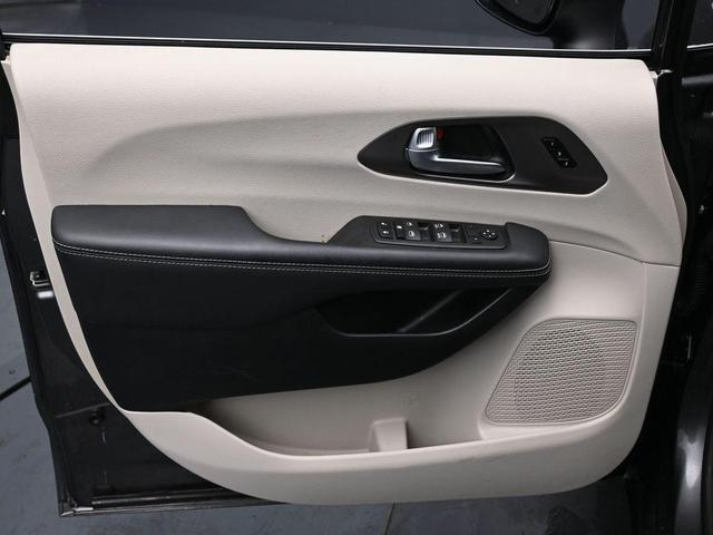 Photo of 2023 Granite Crystal Clearcoat Metallic Chrysler Pacifica