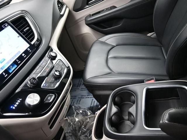 Photo of 2023 Granite Crystal Clearcoat Metallic Chrysler Pacifica
