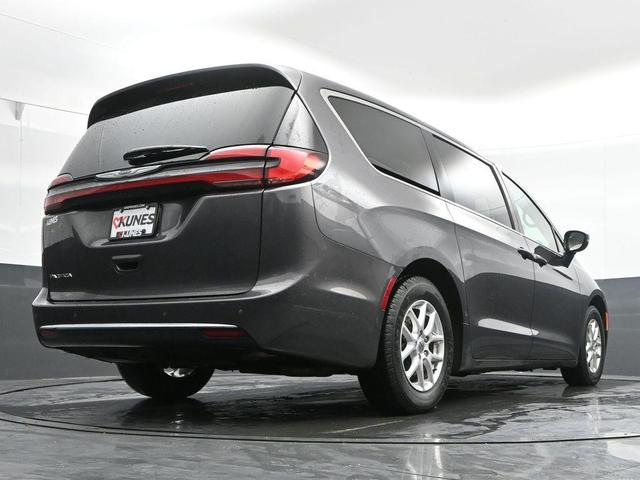 Photo of 2023 Granite Crystal Clearcoat Metallic Chrysler Pacifica