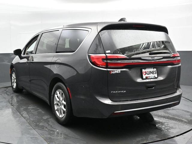 Photo of 2023 Granite Crystal Clearcoat Metallic Chrysler Pacifica