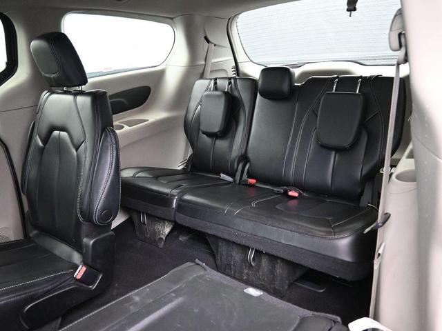 Photo of 2023 Granite Crystal Clearcoat Metallic Chrysler Pacifica