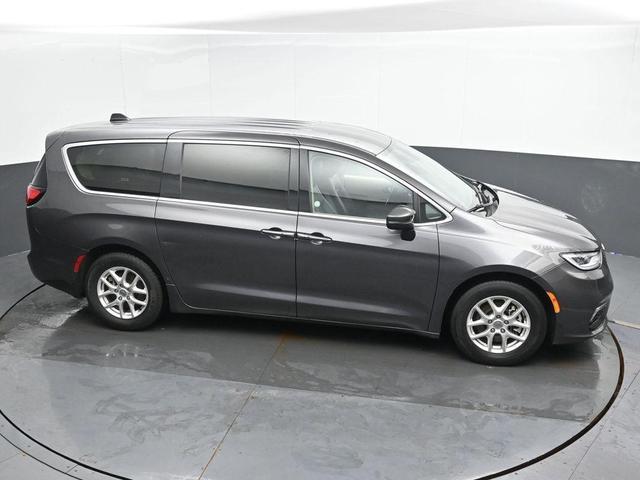 Photo of 2023 Granite Crystal Clearcoat Metallic Chrysler Pacifica