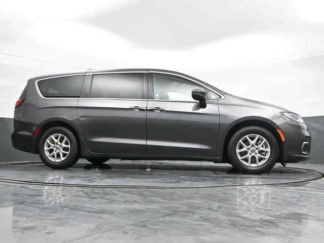 Photo of 2023 Granite Crystal Clearcoat Metallic Chrysler Pacifica