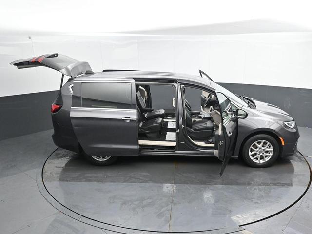 Photo of 2023 Granite Crystal Clearcoat Metallic Chrysler Pacifica