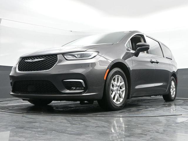 Photo of 2023 Granite Crystal Clearcoat Metallic Chrysler Pacifica