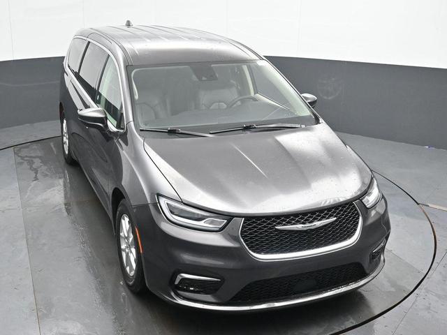 Photo of 2023 Granite Crystal Clearcoat Metallic Chrysler Pacifica