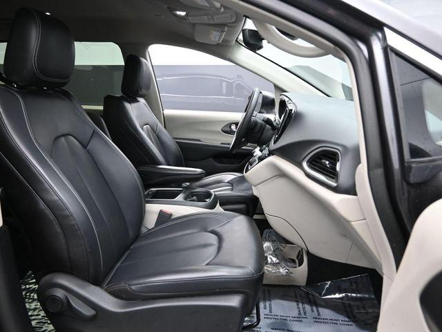 Photo of 2023 Granite Crystal Clearcoat Metallic Chrysler Pacifica