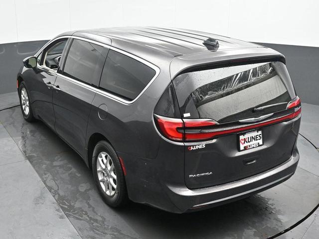 Photo of 2023 Granite Crystal Clearcoat Metallic Chrysler Pacifica