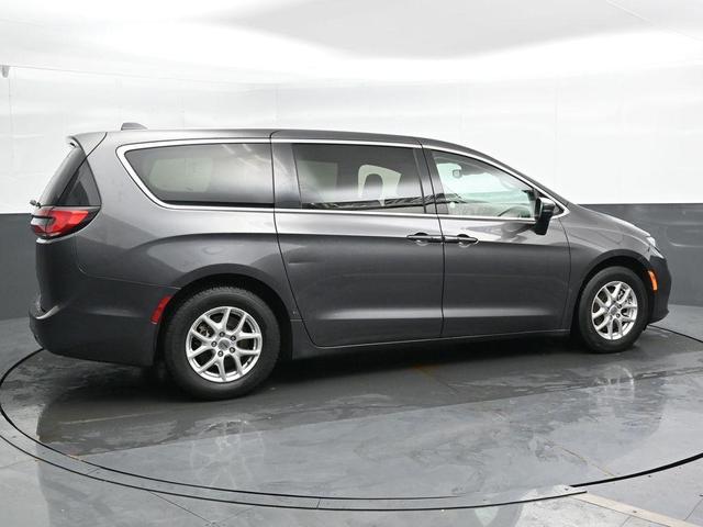 Photo of 2023 Granite Crystal Clearcoat Metallic Chrysler Pacifica