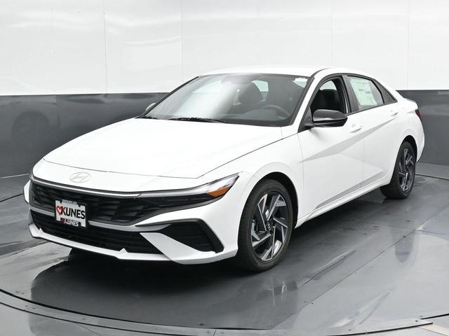 Photo of 2025 White Hyundai ELANTRA HEV