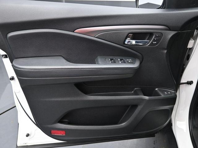 Photo of 2021 White Honda Pilot