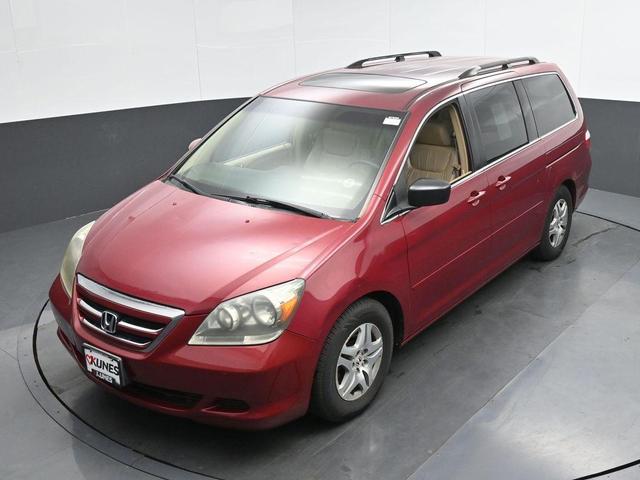 Photo of 2005 Tango Red Pearl Honda Odyssey