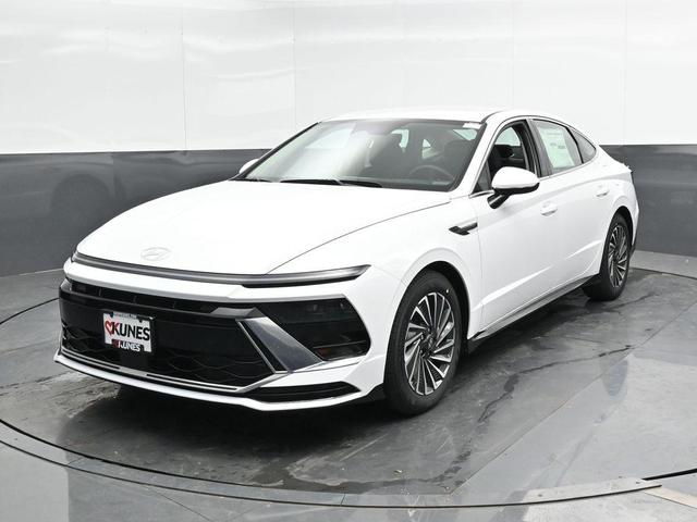 Photo of 2025 White Hyundai SONATA Hybrid