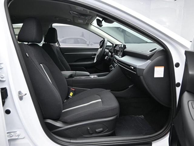 Photo of 2025 White Hyundai SONATA Hybrid