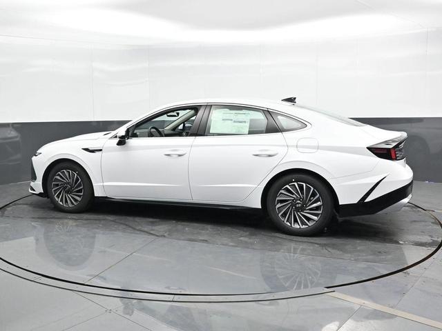Photo of 2025 White Hyundai SONATA Hybrid