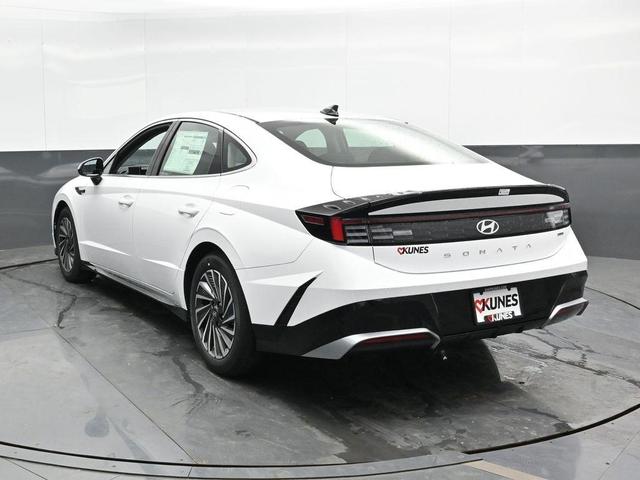 Photo of 2025 White Hyundai SONATA Hybrid
