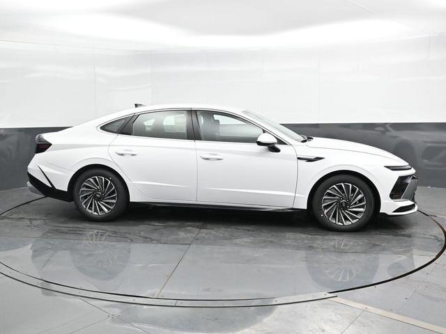 Photo of 2025 White Hyundai SONATA Hybrid