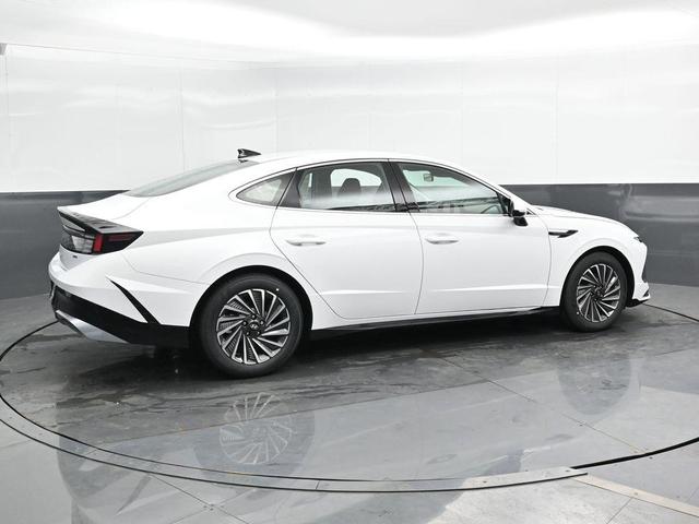 Photo of 2025 White Hyundai SONATA Hybrid
