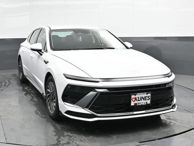 Photo of 2025 White Hyundai SONATA Hybrid