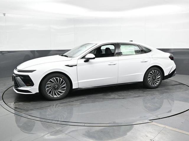 Photo of 2025 White Hyundai SONATA Hybrid