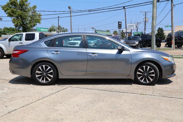 Photo of 2017 Gun Metallic Nissan Altima