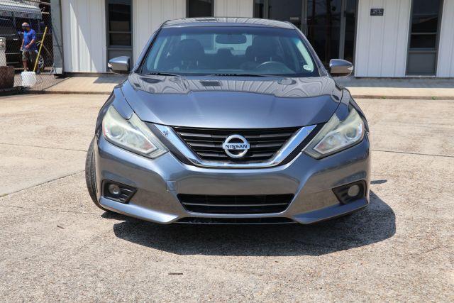 Photo of 2017 Gun Metallic Nissan Altima