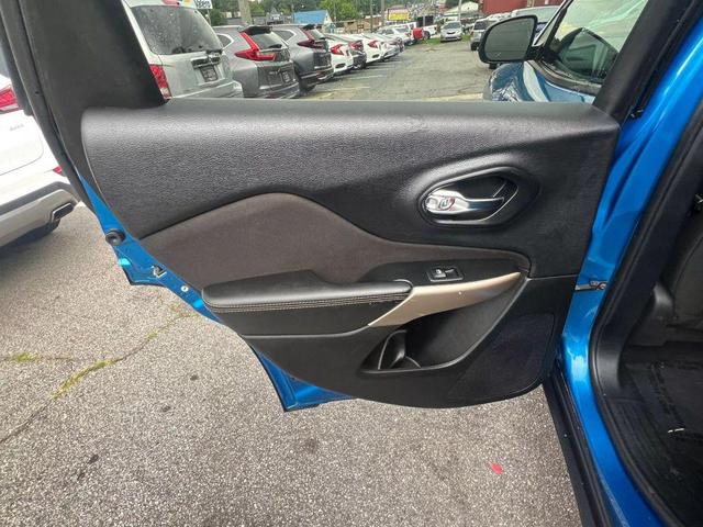 Photo of 2017 Hydro Blue Pearlcoat Jeep Cherokee