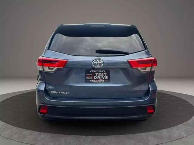 Photo of 2019 Shoreline Blue Pearl Toyota Highlander