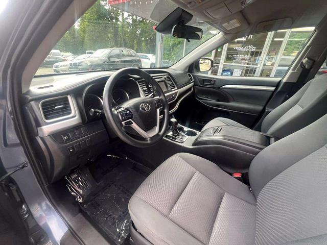 Photo of 2019 Shoreline Blue Pearl Toyota Highlander