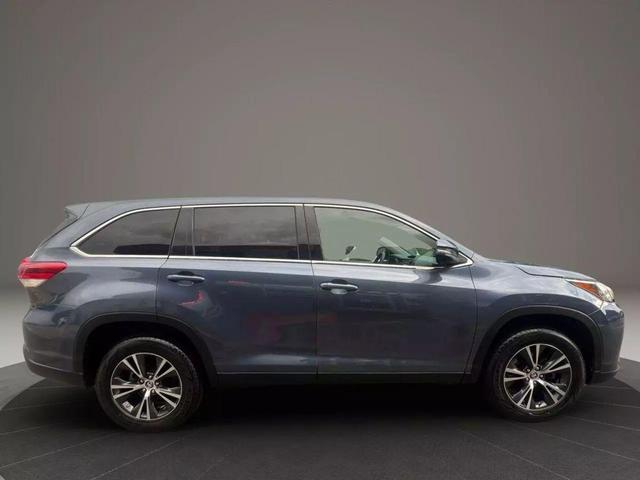 Photo of 2019 Shoreline Blue Pearl Toyota Highlander