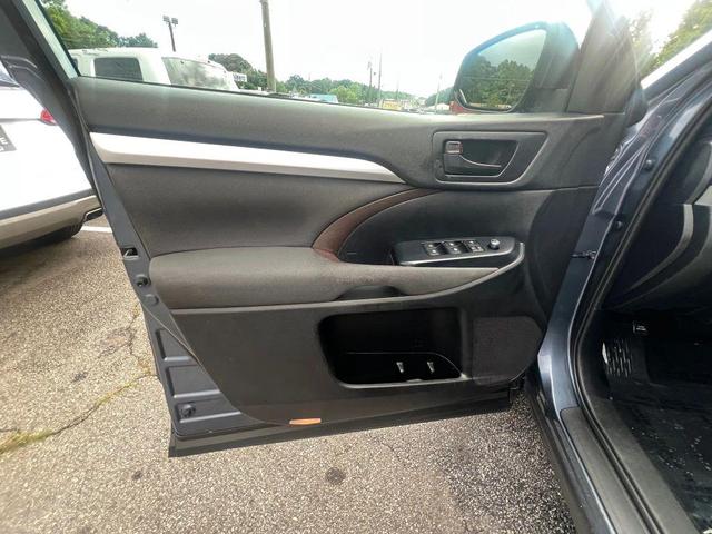 Photo of 2019 Shoreline Blue Pearl Toyota Highlander