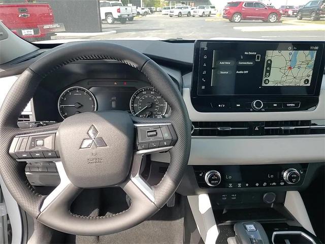 Photo of 2025 Diamond White Mitsubishi Outlander