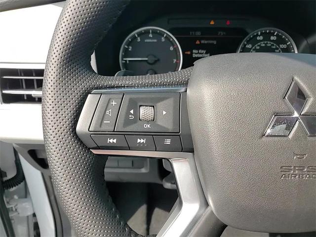 Photo of 2025 Diamond White Mitsubishi Outlander