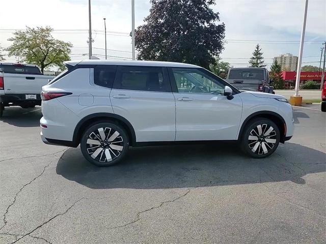 Photo of 2025 Diamond White Mitsubishi Outlander