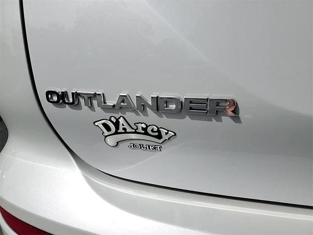 Photo of 2025 Diamond White Mitsubishi Outlander