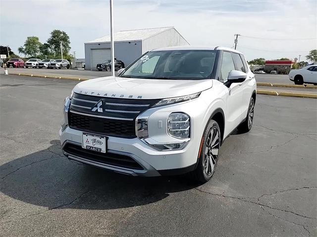 Photo of 2025 Diamond White Mitsubishi Outlander