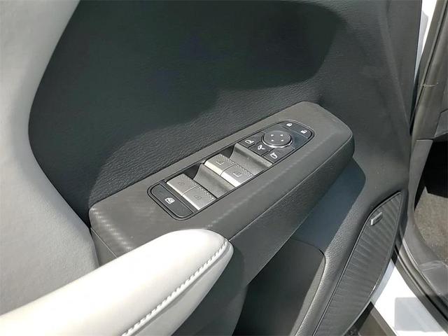 Photo of 2025 Diamond White Mitsubishi Outlander