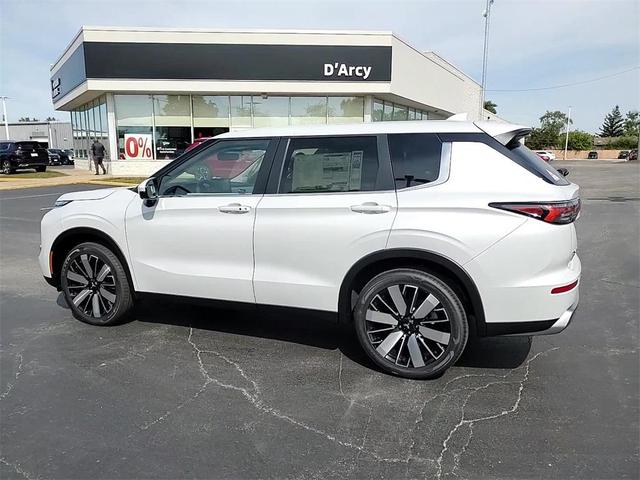 Photo of 2025 Diamond White Mitsubishi Outlander