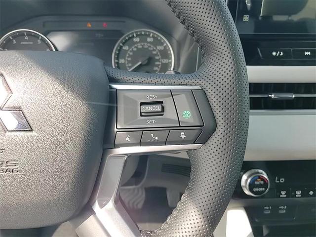 Photo of 2025 Diamond White Mitsubishi Outlander