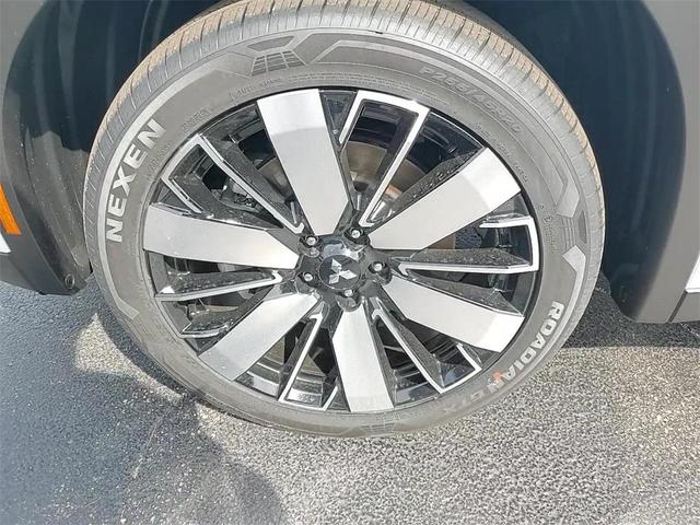 Photo of 2025 Diamond White Mitsubishi Outlander