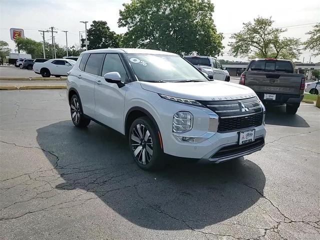 Photo of 2025 Diamond White Mitsubishi Outlander