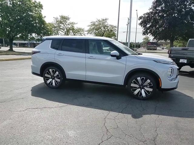 Photo of 2025 Diamond White Mitsubishi Outlander