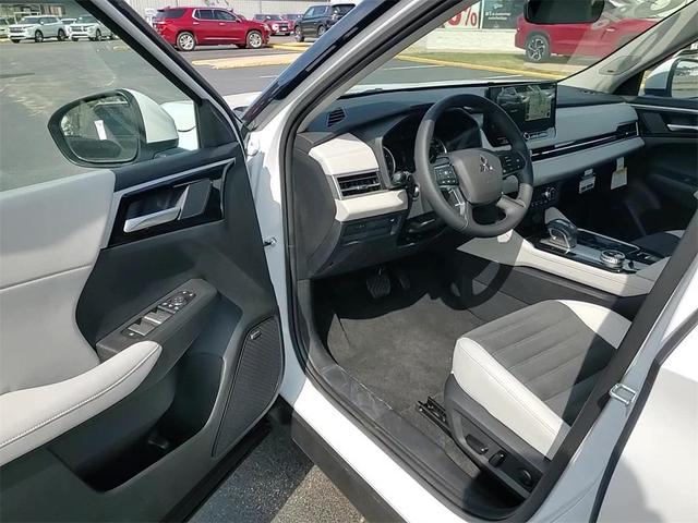 Photo of 2025 Diamond White Mitsubishi Outlander